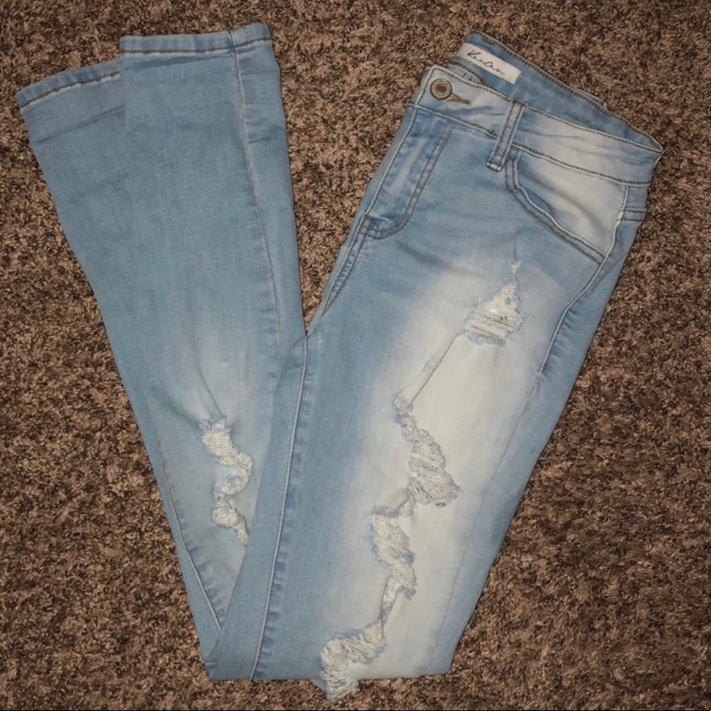 KanCan estilo distressed jeans
